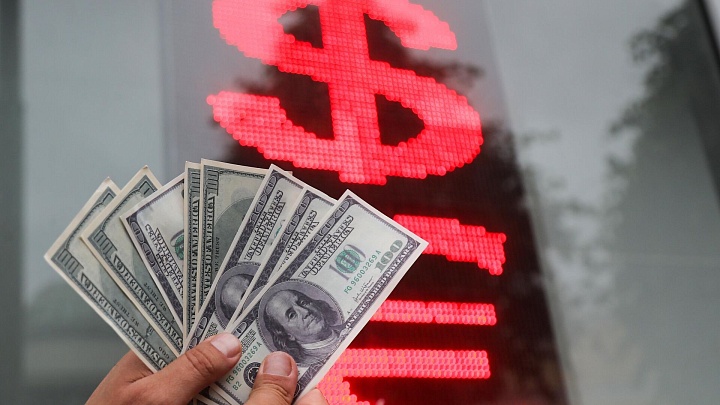 Официальный курс доллара вырос до 82,22 рубля