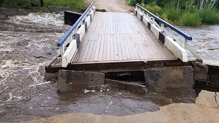 Сильные дожди повредили мост в Забайкалье